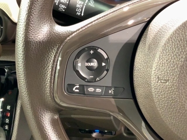 ステアリングにオーディオ操作スイッチが付いています。オーディオ画面に直接タッチしなくても操作が出来ますので、運転に集中できます。
