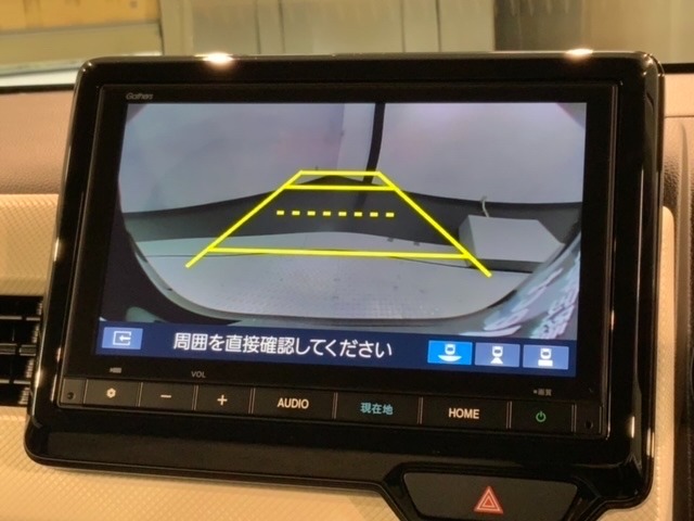 リバースギアに入れるだけで後方の表示へ切り替わります。夜間や雨の日の駐車も楽になりますよ。