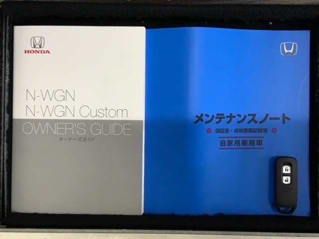 スマートキーは鍵をバッグに入れたままでもドアロックの開閉やエンジンのON・OFFができます。夜間や雨の日も鍵を探さなくて良いので便利です。