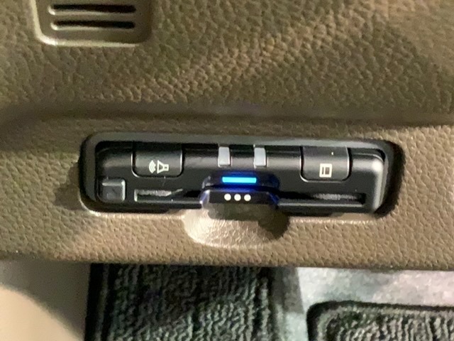 いまや快適なカーライフに欠かせないETCが付いています。