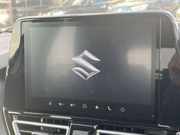 【純正9インチナビ】人気の純正ナビを装備しております。ナビの使いやすさはもちろん、オーディオ機能も充実！キャンプや旅行はもちろん、通勤や買い物など普段のドライブも楽しくなるはず♪