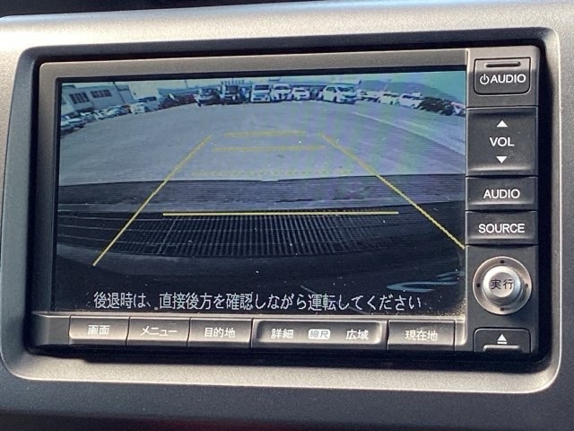 ガイド線表示機能付きのバックカメラで、バックでの車庫入れも安心です。