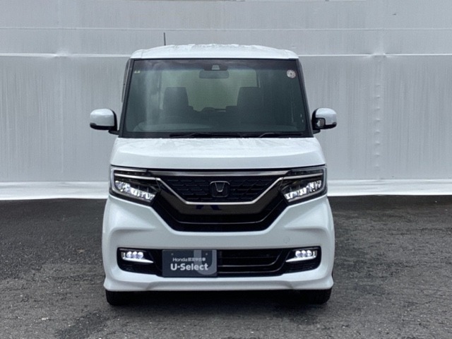 LEDヘッドライトを装備しています。LEDヘッドライトはとても明るく、雨の日や夜間走行も安全・安心です。オートライトコントロール付きで周囲の明るさに応じて自動で点灯・消灯します