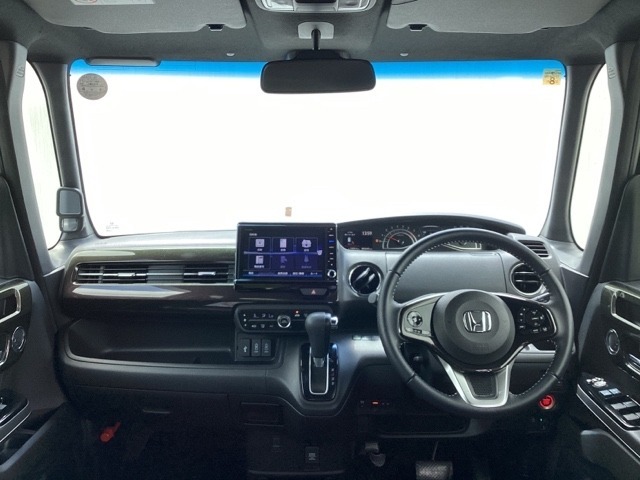 パーキングブレーキはフット式なので運転席と助手席の間はすっきり、移動も楽々です。さっと手が届く位置にATセレクトレバーやエアコンスイッチなどがあり操作性に優れています