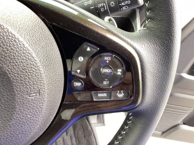 ステアリング右手側に安全運転支援機能のホンダセンシングをコントロールするスイッチ、左手側にオーディオ関連のコントロールスイッチを配置、視線を逸らすことなく運転に集中できます