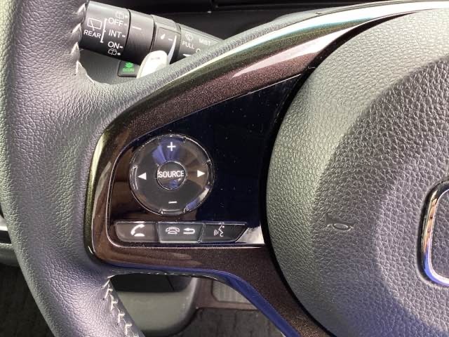 ステアリング左手側はオーディオ関連の操作スイッチです。視線を逸らすことなく運転に集中できます