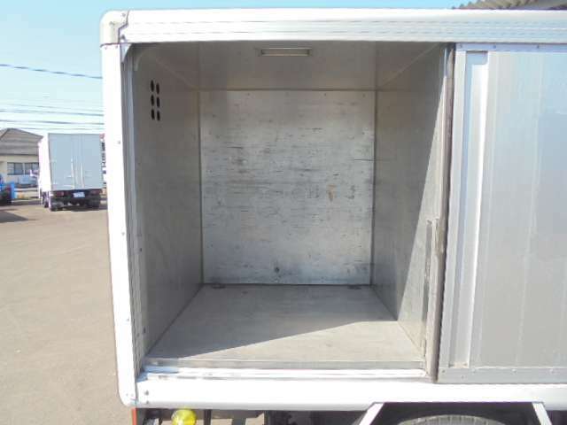 荷箱後列右長さ94×幅100　左長さ94×幅50cm　。