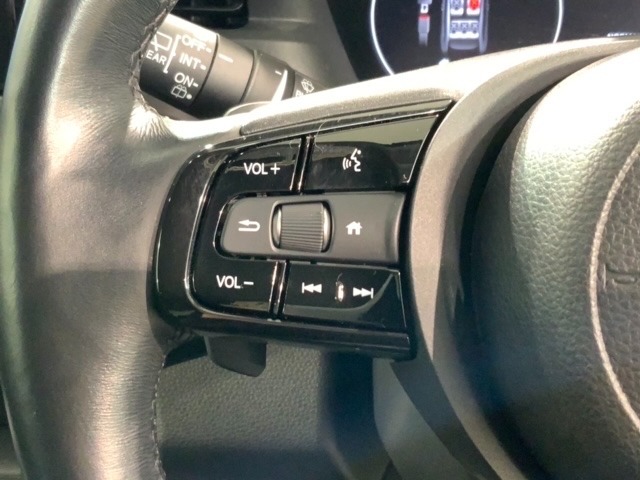 ステアリングにオーディオ操作スイッチが付いています。オーディオ画面に直接タッチしなくても操作が出来ますので、運転に集中できます。
