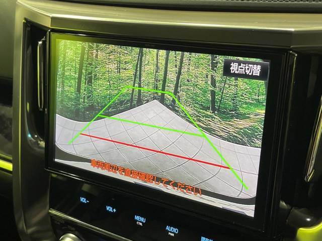 【バックカメラ】駐車時に後方がリアルタイム映像で確認できます。大型商業施設や立体駐車場での駐車時や、夜間のバック時に大活躍！運転スキルに関わらず、今や必須となった装備のひとつです！