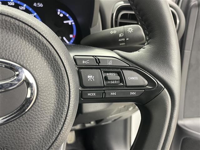 【レーダークルーズコントロール】自動で前の車との車間距離を一定に保ち、速度調整しながら走行します。高速道路のドライブで役立つ装備です。