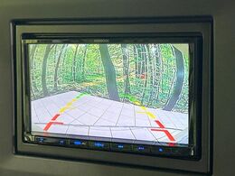 【バックカメラ】駐車時に後方がリアルタイム映像で確認できます。大型商業施設や立体駐車場での駐車時や、夜間のバック時に大活躍！運転スキルに関わらず、今や必須となった装備のひとつです！