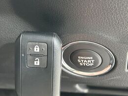 【キーレススタートシステム】カバンやポケットに入れたままでもドアの施錠・解錠が可能なスマートキーを装備。エンジンのオン・オフ時もカギを取り出す必要が無いからとっても便利です♪