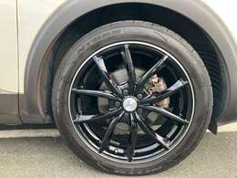 社外の19インチアルミホイールを履いています。ブラックホイルが足元をシャープに感じさせます。