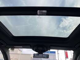 電動リアゲートが装備されております。鍵を持ってつま先を入れるだけで開閉可能です。ぜひ実車をご覧になってお確かめください。