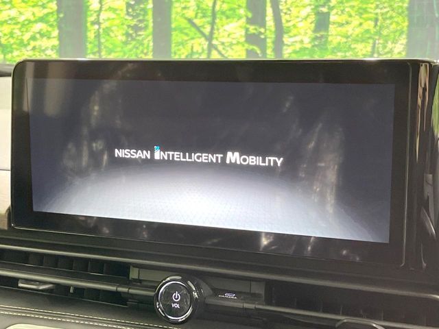 【大画面ナビ】人気の大型12.3インチナビを装備。存在感のある大画面はインパクト大！ナビ利用時のマップ表示は見やすく、テレビやDVDは臨場感がアップ！いつものドライブがグッと楽しくなります♪