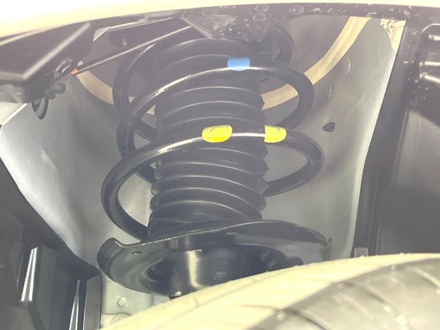 お車を安心してお乗りいただく為には、足回りの定期点検が欠かせません。サービスサポート（有償保証）では無料点検もご提供しており、安心のカーライフをお過ごしいただけるサポート体制が整っています。