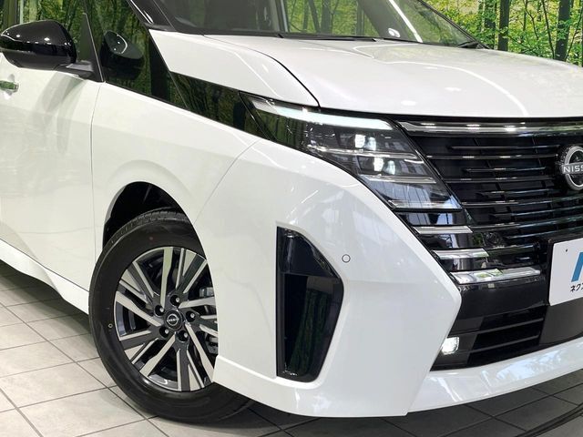 【LEDヘッドライト】悪天候や夜間走行時も良好な視界を確保し安心して運転できる高輝度LEDヘッドライトを装備！点灯速度が早く、消費電力も抑えられています。