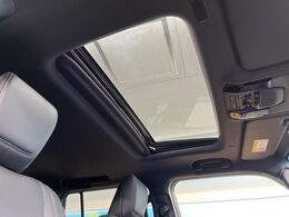【サンルーフ】開放感たっぷりの希少装備、サンルーフが装着されています！車内に明かりを取り入れたり景色を楽しむ以外にも、車内の空気も簡単に換気できて快適です！