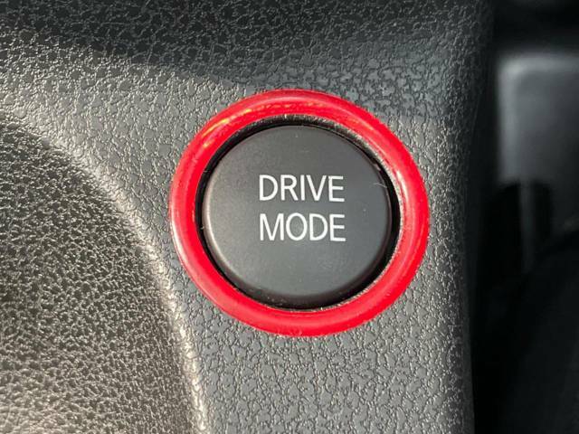 【ドライブモードスイッチ】コンフォートな乗り味からスポーティな乗り味までスイッチ一つで切り替え可能。シーンや気分に合わせたモードを選べば、いつものドライブがより一層楽しくなります♪