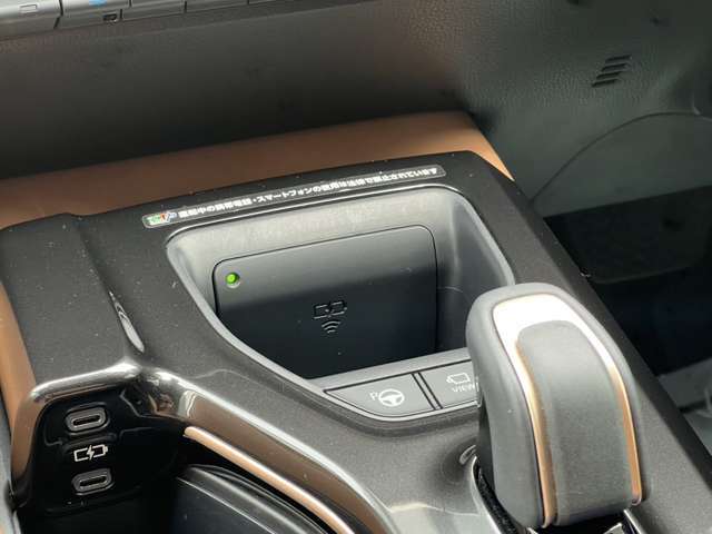 シフト奥側には置くだけ受電が搭載されております！運転中のスマートフォンの充電が、わずらわしい充電コード不要でスッキリと行うことができます！