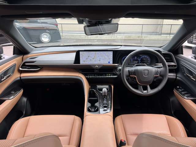 内装も目立つ傷等なく非常に綺麗に保たれております！USEDカーとなりますので気になる方は現車確認をオススメいたします！アルファードの上質な室内空間を是非店頭で体感してください！