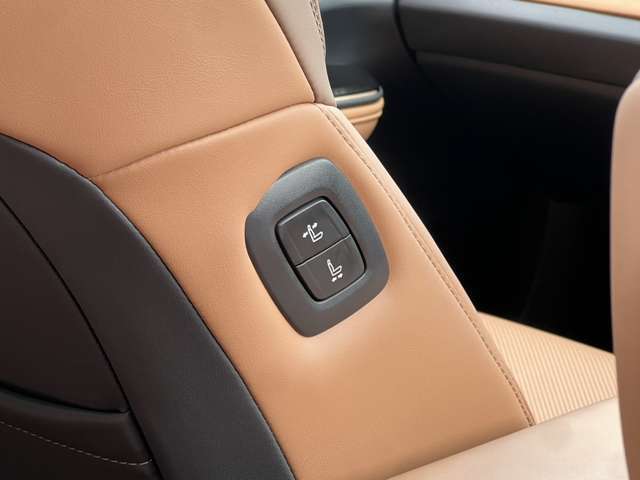 助手席シート側面にはパワーシート操作スイッチが装着されております！運転席、後部座席から助手席シートの操作が可能です！カーライフの中であったら嬉しい装備がたくさん装着されております！
