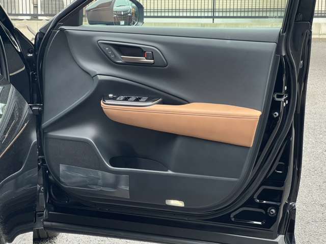 運転席側のドア内張です！目立つ傷等も無く綺麗に保たれております！ご納車時には当社スタッフによる徹底的なクリーニング後ご納車させていただきます！