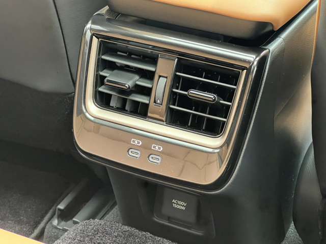 センターコンソール後方にはタイプC充電端子が2つとAC100V1500W電源が備え付けられております！2列目の同乗者もスマートフォン等の電子機器の充電がノンストレスで行うことができます！