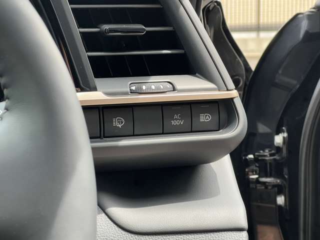 運転席右側にはオートハイビーム切替スイッチ、AC100V電源スイッチ、ヘッドライトウォッシャー操作スイッチが搭載されております！
