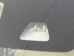 【スマートアシスト】走行中に前方の車両等を認識し、衝突しそうな時は警報とブレーキで衝突回避と被害軽減をアシスト。より安全にドライブをお楽しみいただけます。