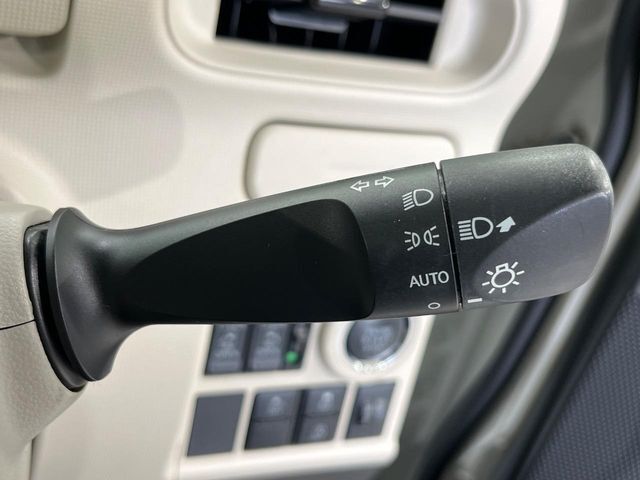 【オートライト】周りの明るさに応じて自動でヘッドライトの点灯・消灯ができる機能です！ライトの付け忘れ・消し忘れなどが無くなり、雨の日や夕方の走行も安心！トンネル通過時も便利ですね♪
