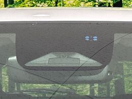 【ホンダセンシング】走行中に前方の車両等を認識し、衝突しそうな時は警報とブレーキで衝突回避と被害軽減をアシスト。より安全にドライブをお楽しみいただけます。