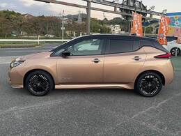 【踏み間違い衝突防止アシスト】低速走行時に、進行方向に壁などの障害物、車両や歩行者などがいる場所で、万一ブレーキ操作が遅れ障害物と衝突する危険を察知し、前進時にも後退時にも衝突回避をアシストします。