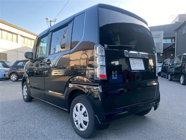 お車のフォグランプは、濃霧が発生し運転が困難に感じる際に使う補助灯としての役割があり運転をサポートしてくれます♪