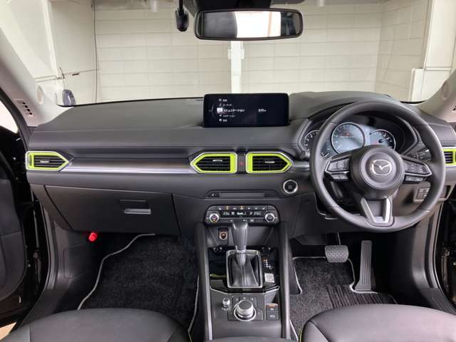 フロントピラーの位置を従来よりも後方にレイアウト。運転席からの視界の広がりを向上。車両の周囲の状況を、いち早く知ることで、安全に運行できます。