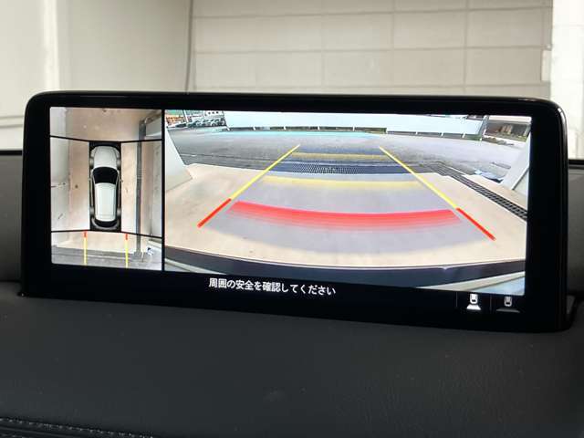 360度ビューカメラを搭載。4方の小型カメラの映像を処理し、車両真上からの映像に変換しています。