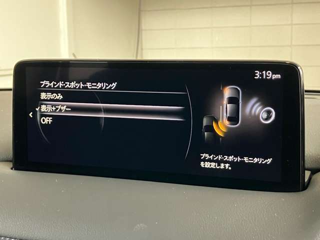 【BSM】15km/h以上での走行時、後方から接近する車両をレーダーで検知。ドアミラーの鏡面にインジケーターを点灯させて警告してくれます。