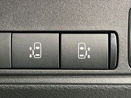 【両側パワースライドドア】スマートキーや運転席のスイッチで後席両側スライドドアの開閉が可能♪電動だから力を入れてドアを開ける必要が無く、小さなお子様でも簡単に開け閉めでき快適です♪