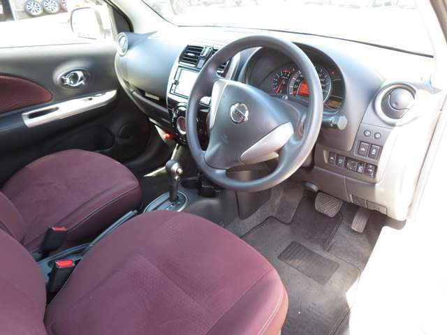 運転席周りはシンプルで使いやすい位置にボタンが配置されており、視界も広く確保されているので運転も快適ですよ。