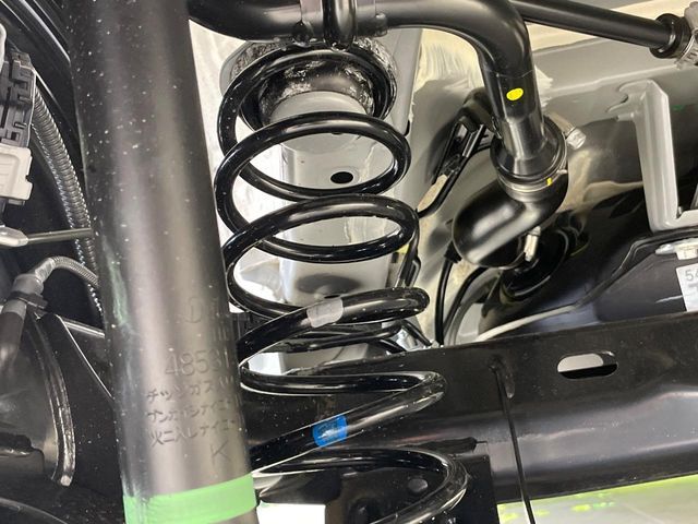 お車を安心してお乗りいただく為には、足回りの定期点検が欠かせません。サービスサポート（有償保証）では無料点検もご提供しており、安心のカーライフをお過ごしいただけるサポート体制が整っています。