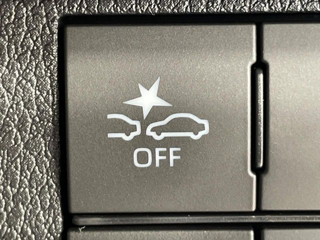 【スマートアシスト】走行中に前方の車両等を認識し、衝突しそうな時は警報とブレーキで衝突回避と被害軽減をアシスト。より安全にドライブをお楽しみいただけます。