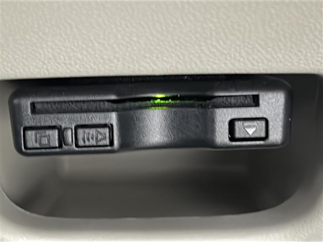 【ETC】有料道路を利用する際に料金所で停止することなく通過できる、ETC車載器（ノンストップ自動料金収受システム機器）が装備されています。セットアップを行うことで利用可能になります。