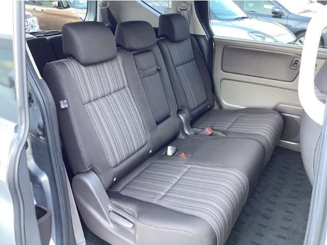 後部座席も広い空間を確保できゆっくり乗車できます！ファミリーでお出かけも余裕です♪