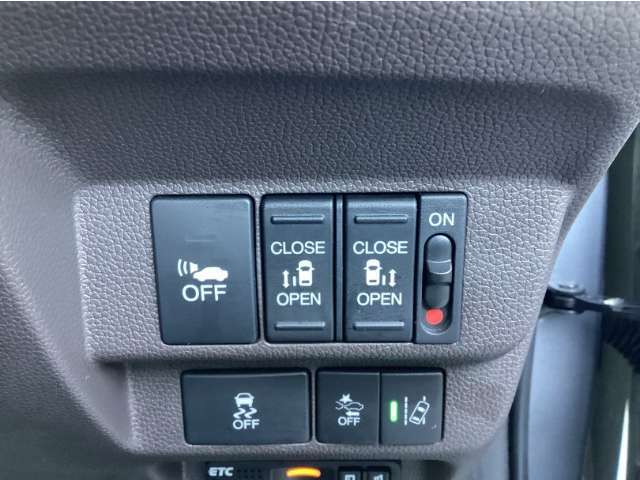 両側電動スライドドア装備！運転席からでもボタン一つで開閉可能です♪