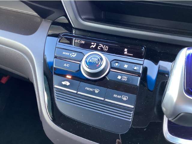 もちろんフルオートエアコン！いつでも快適です。
