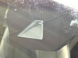 【プリクラッシュセーフティ】前方の車両等を検知し、衝突しそうな時は警報で注意を促し、ブレーキを踏む力をサポート。ブレーキを踏めなかった場合は衝突被害軽減ブレーキが作動、衝突回避をサポートします。