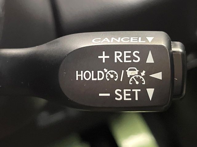 【レーダークルーズコントロール】高速道路での長距離走行が楽に！！自動で速度を保つクルーズコントロールが、衝突軽減システムと連携し、前方の車両を感知して車間を保つように速度調節してくれます！！