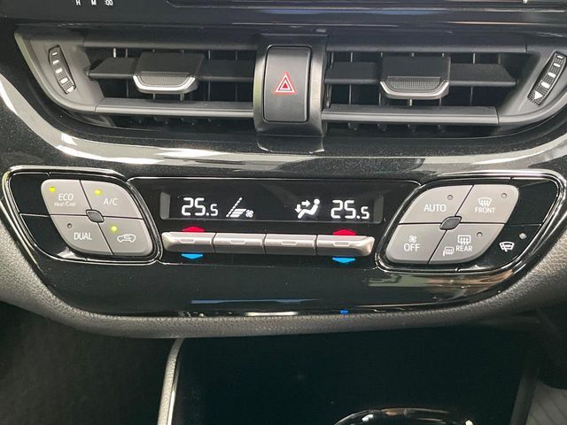 【左右独立型フルオートエアコン】運転席と助手席でそれぞれお好みの温度に設定可能。同乗者にも配慮した、快適な空調をお届け致します。