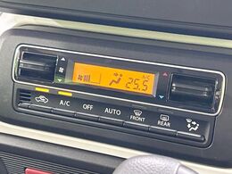 【オートエアコン】一度お好みの温度に設定すれば、車内の温度を検知し風量や温度を自動で調整。暑い…寒い…と何度もスイッチ操作をする必要はありません。快適な車内空間には必須の機能ですね♪