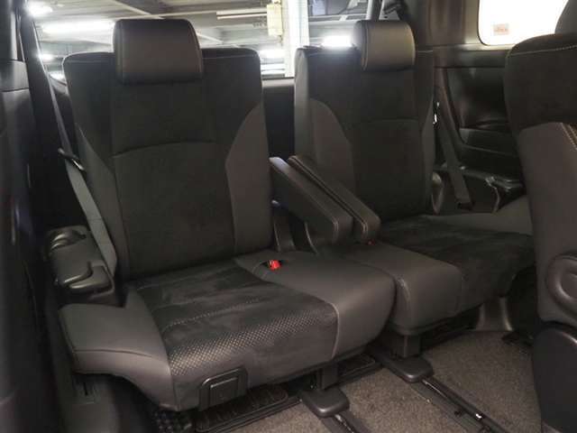 3列目シートはもちろん状態良好☆大人でもゆったりと座って頂けますので、大人数でのお出かけもラクラクです♪